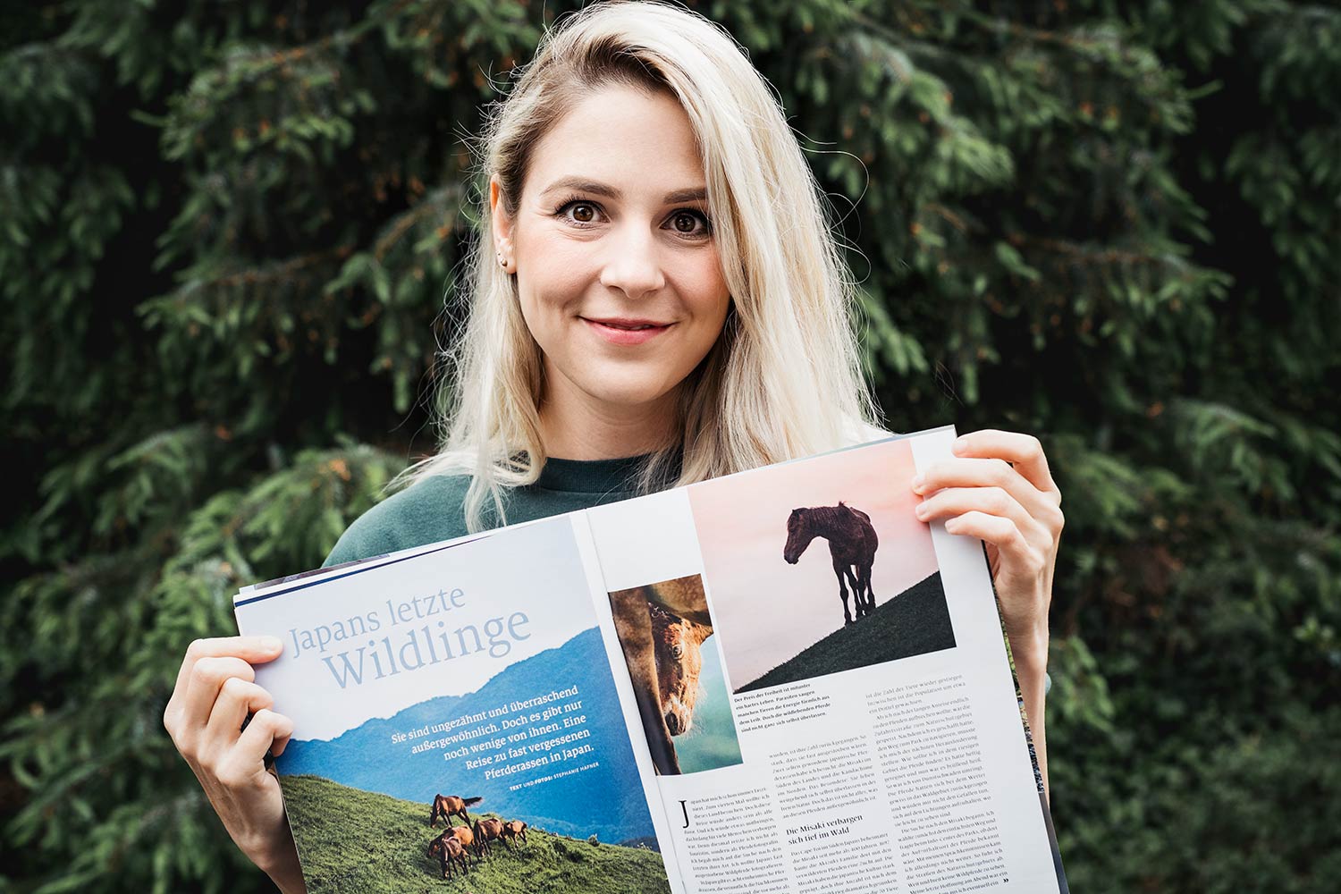 Lächelnde Frau präsentiert einen Artikel mit dem Titel 'Japans letzte Wildlinge'.