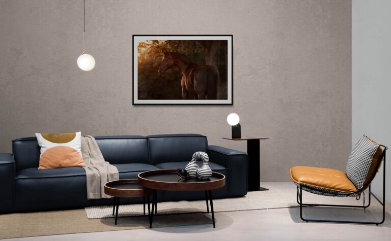 Ein modern eingerichtetes Wohnzimmer mit einem großen Wandbild eines Pferdes im Sonnenuntergang.