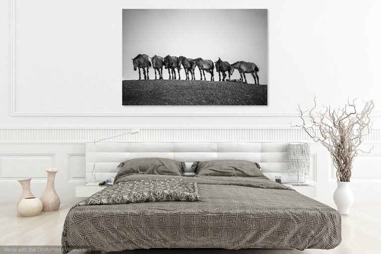 Wandbild von Misaki Pferden hängt über einem Bett