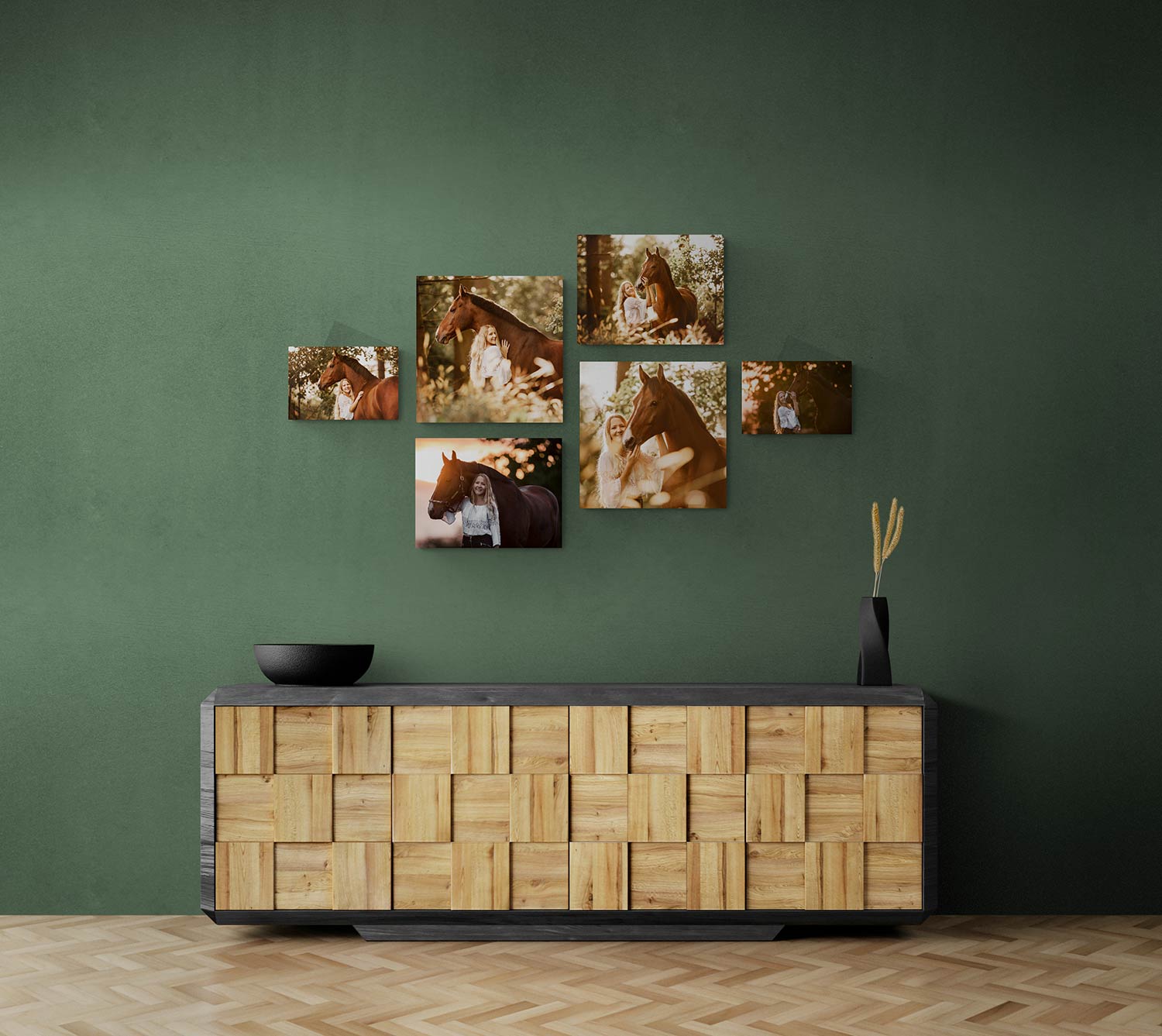 Wandbild Collage aus einem Pferdeshooting hängt an einer grünen Wand über einem Sideboard